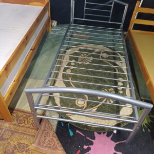 Ładne metalowe pojedyncze łóżko