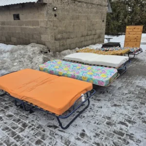 Praktyczne łóżko polowe