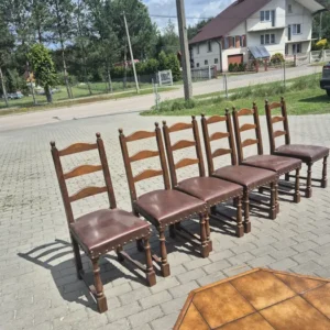 Krzesła ze skórą na siedzieniu