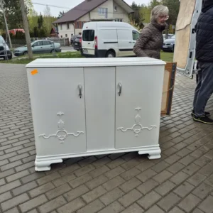 Drewniana komoda pomalowane na biało