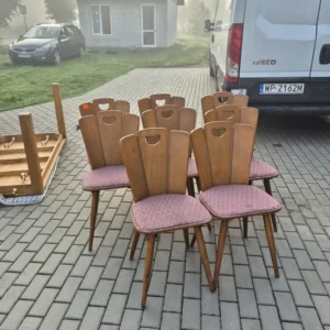 Komplet 8 zgrabnych krzeseł