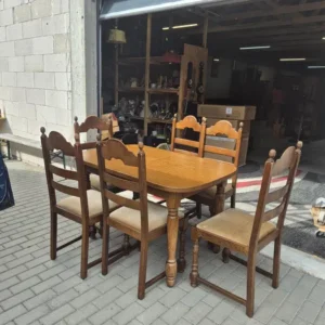 Stół z sześcioma krzesłami