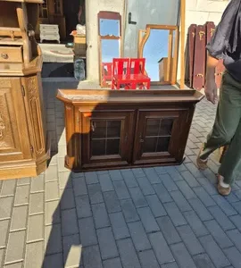 Wisząca ciemna szafka