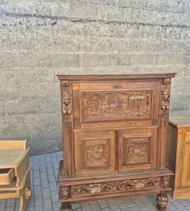 Wysoka żeżbiona komoda