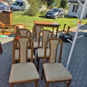 Krzesła z jasnym obiciem