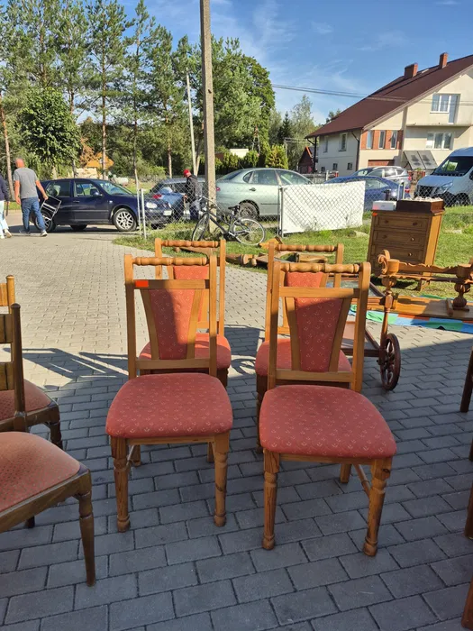 Krzesełka w kolorze czerwonym - obrazek 3