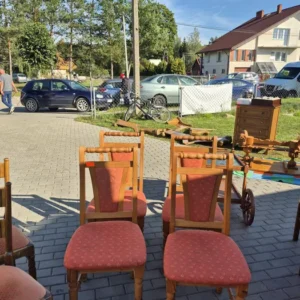 Krzesełka w kolorze czerwonym