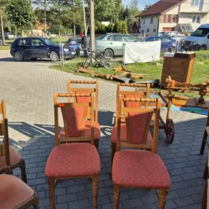 Krzesełka w kolorze czerwonym