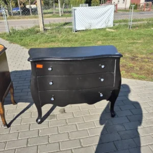Czarna szafka brzuchatka