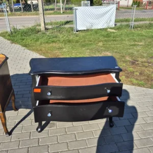 Czarna szafka brzuchatka