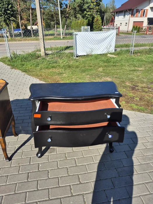 Czarna szafka brzuchatka - obrazek 2