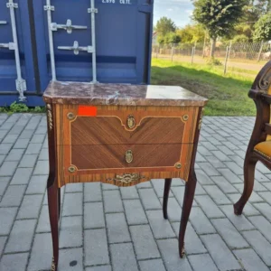Przepiękna szafeczka z marmurowym blatem
