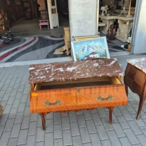 Komoda brzuchatka z marmurowym blatem