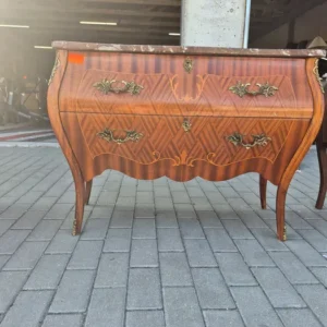 Komoda brzuchatka z marmurowym blatem