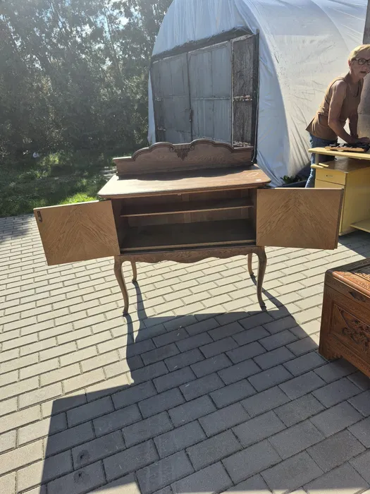Drewniana szafka na gietej nodze - obrazek 4