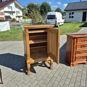 Wysoka rzezbiona szafka