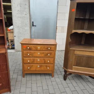Ciekawa mala szafka