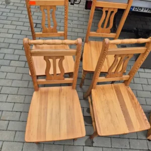 Komplet 4 krzeseł sosnowych