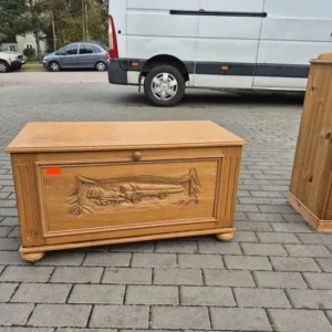 Fajna szafka z rzeźbionym frontem