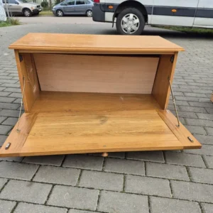 Fajna szafka z rzeźbionym frontem