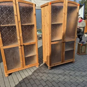 Sosnowa komoda przeszklona
