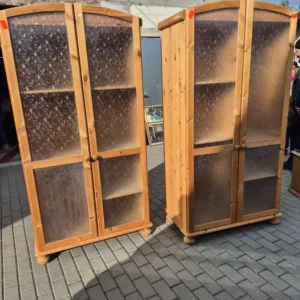Sosnowa komoda przeszklona