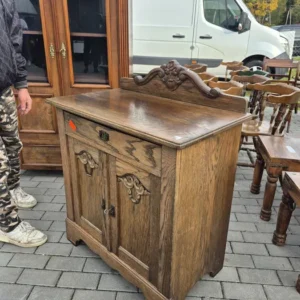 Drewniana szafka z ornamentem