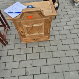 Drewniana szafka podwieszana