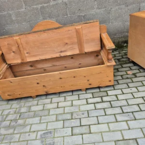 Duza drewniana ławka ze schowkiem
